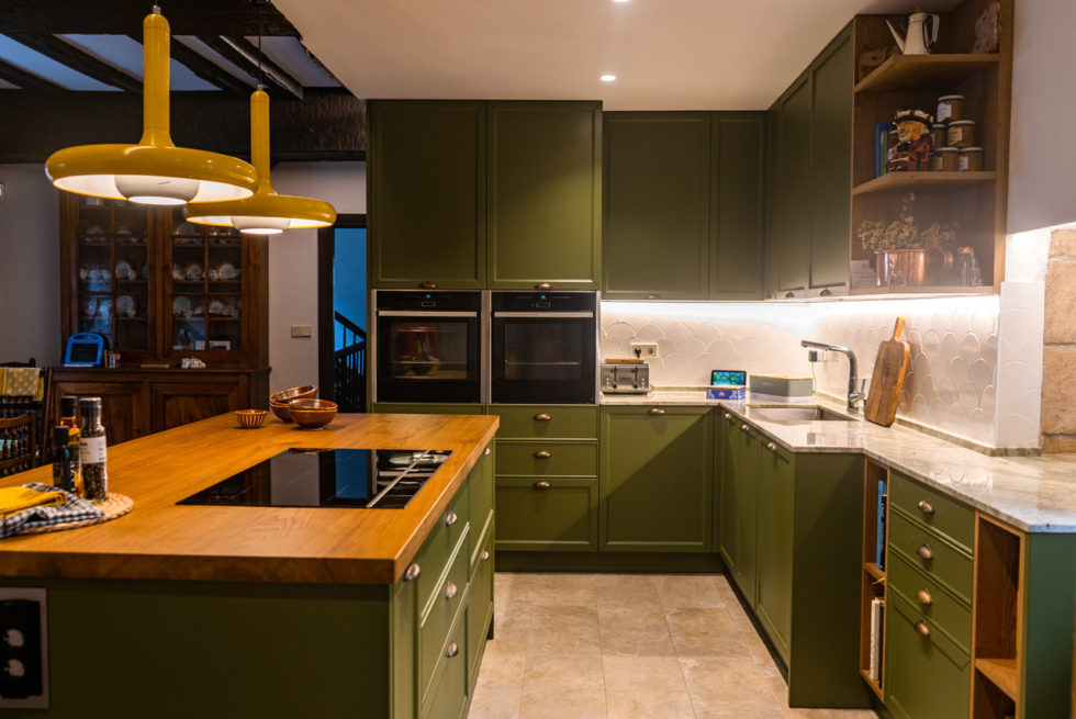 Espectacular cocina verde con isla central en Hondarribia
