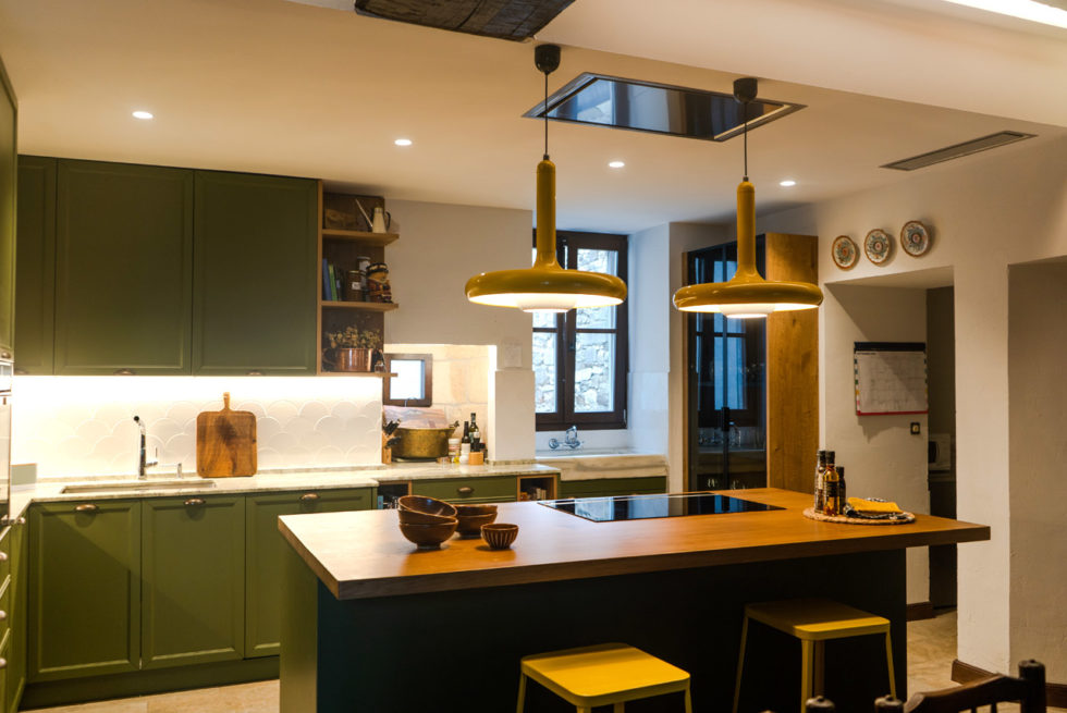 Espectacular cocina verde con isla central en Hondarribia