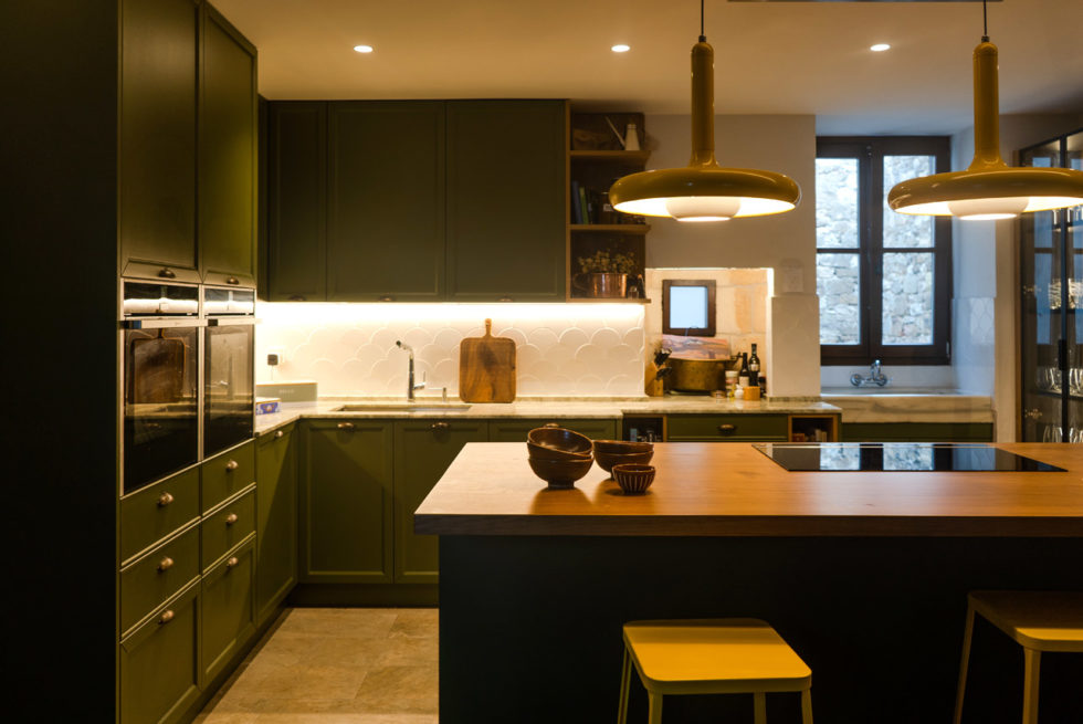 Espectacular cocina verde con isla central en Hondarribia